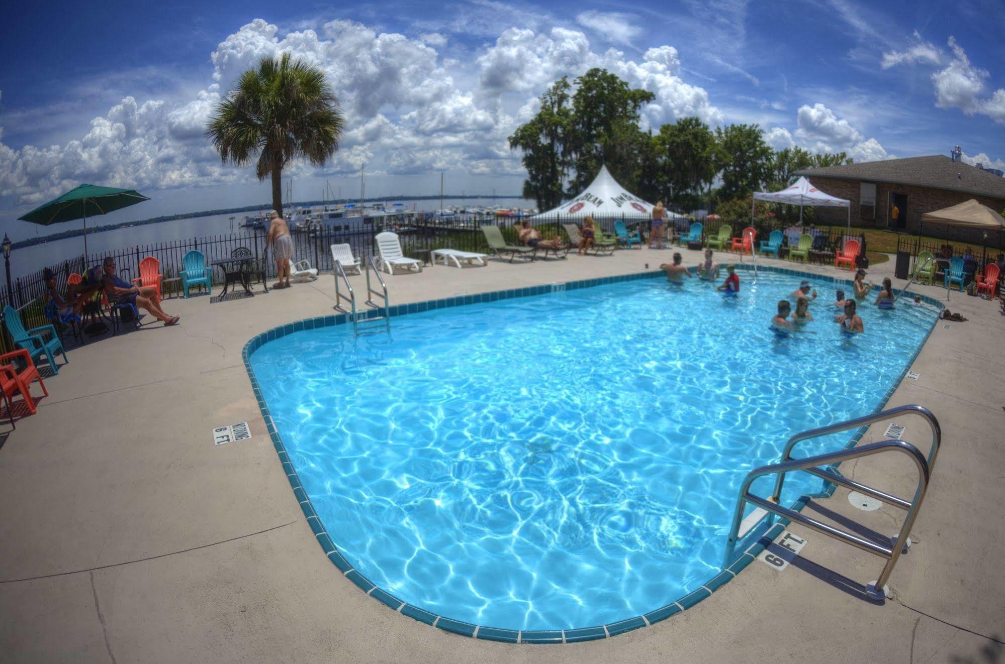Crystal Cove Riverfront Resort Palatka Bagian luar foto